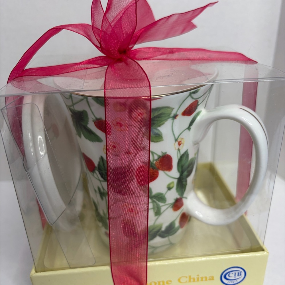 Gracie Bone China Porcelaim 12 Oz.
Mug 4.5" Cup w/ Lid Gift Set
Strawberries